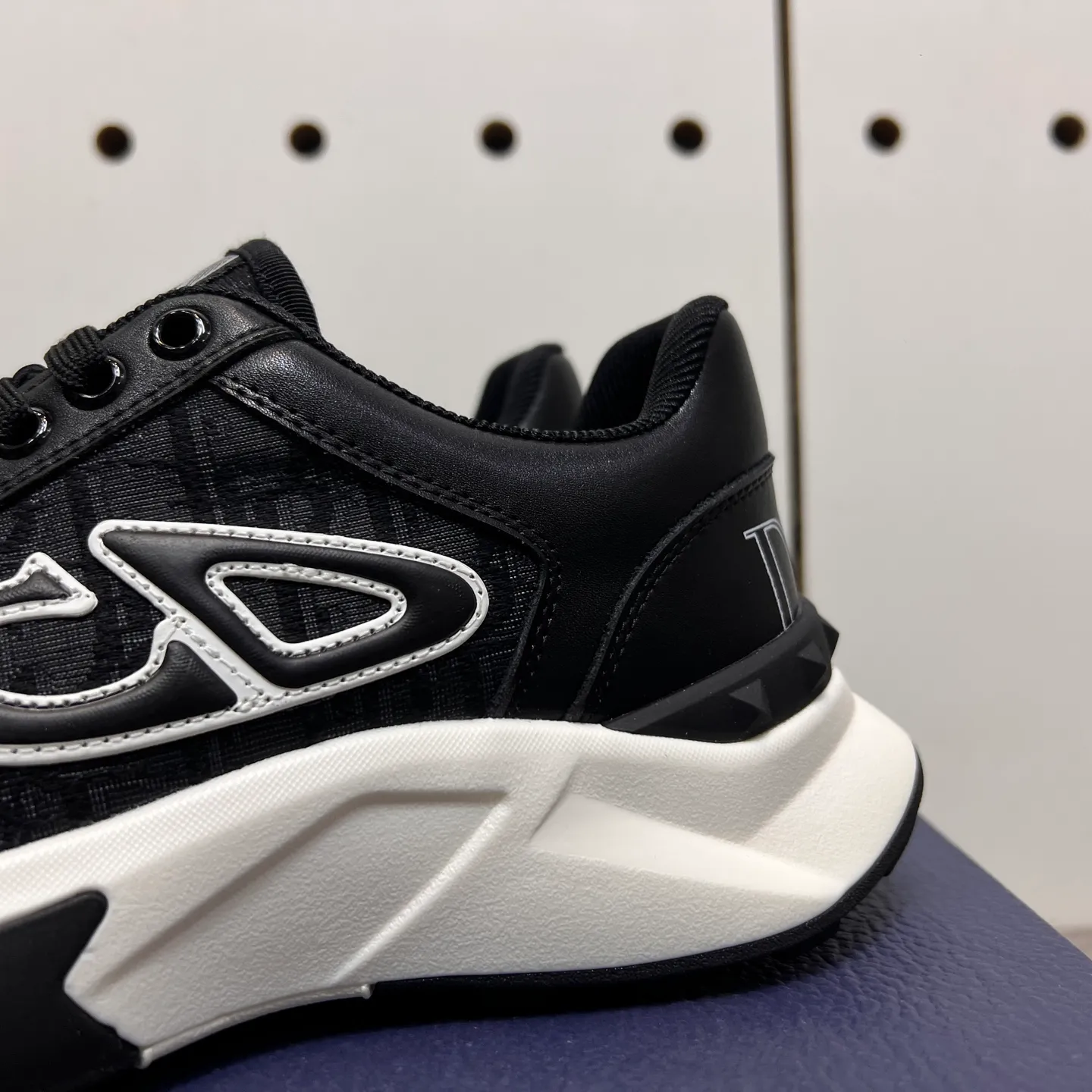 Factory price: 438💰Dior original quality.~ Unique modern style sneakers. 🏃A must-have casual shoe for trendy men😍😍 Imported cowhide fabric, sheepskin foot pads (refuse to discolor and grind feet) soles: Original soles specially provided by the original factory, French lazy style design ⚠️Fit to the feet, original quality, super comfortable original soles. Just like shooting the real thing 🎬The real thing is better, high-quality sneakers, size: 38-44 (45 and 46 can be customized)